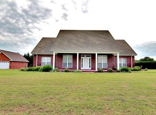 3101 E McGuire Dr, Muscle Shoals, AL 35661