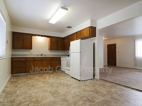 4th image of 2134 Saint Clair Rd