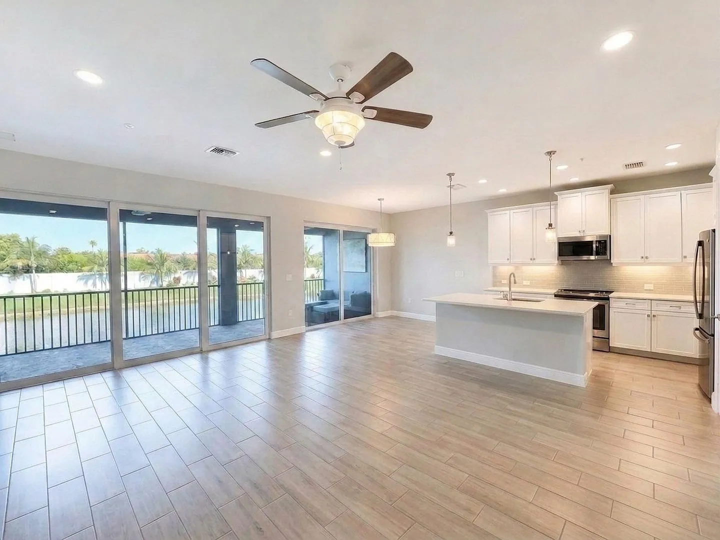 Modern 3BR Condo with Pond Views - Annual Rental in Seychelles Naples — Photo 3
