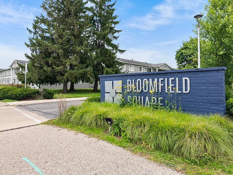 Bloomfield Square Apartments - Auburn Hills, MI — Photo 32