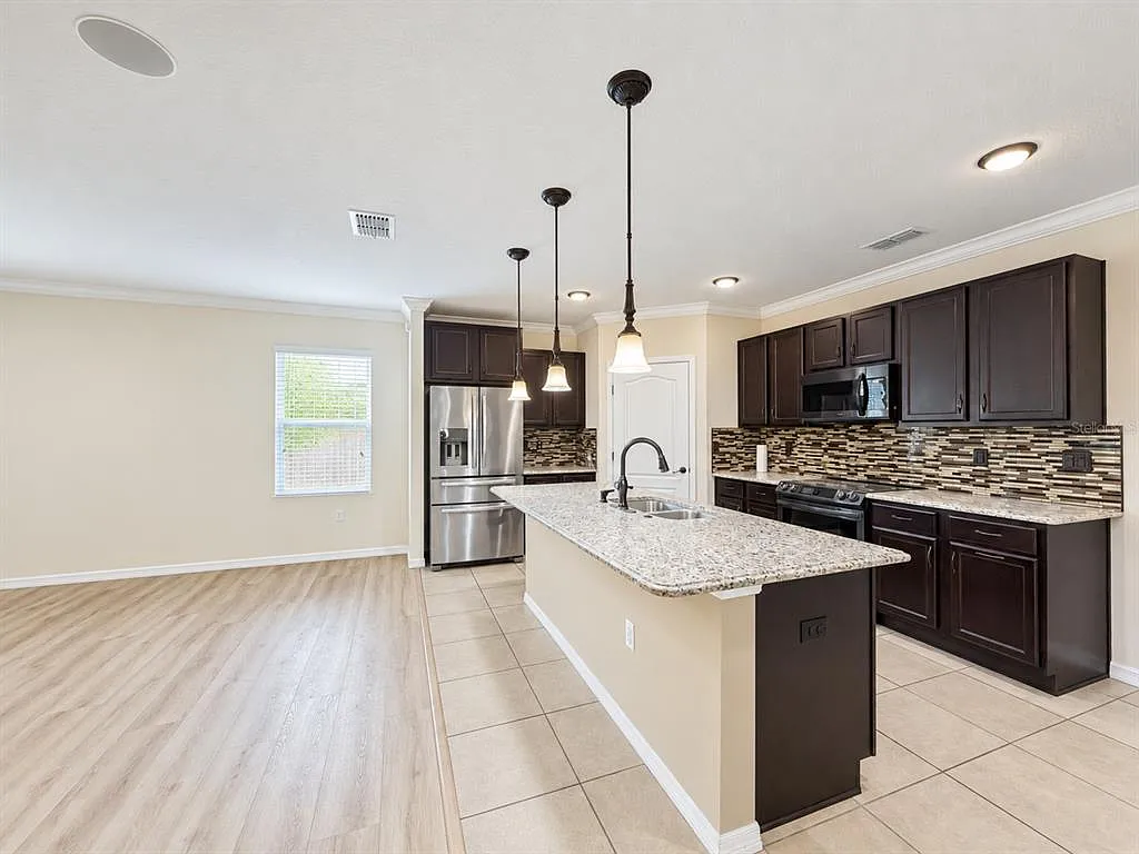 5 bed, 4.0 bath, 1872 sqft, $2,500 — Photo 2