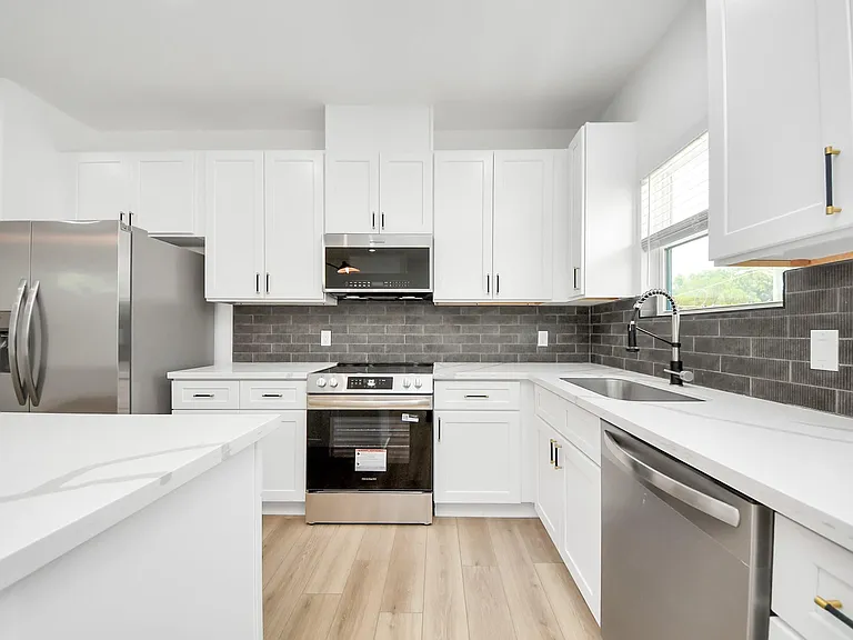 801 E 32nd 1/2 St #B — Photo 10
