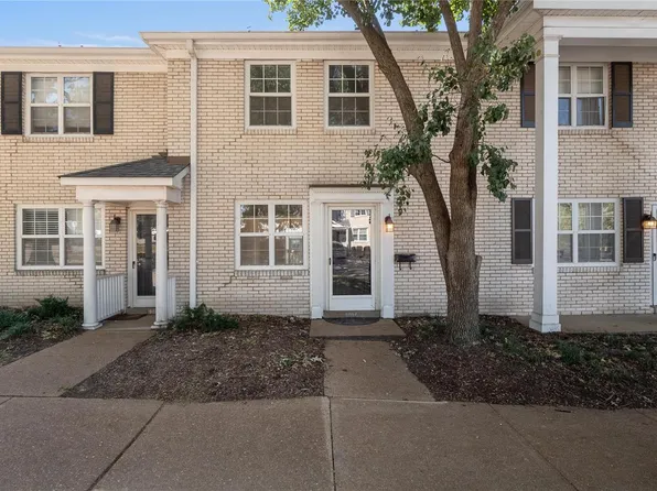 9004 N Swan Cir, Saint Louis, MO 63144