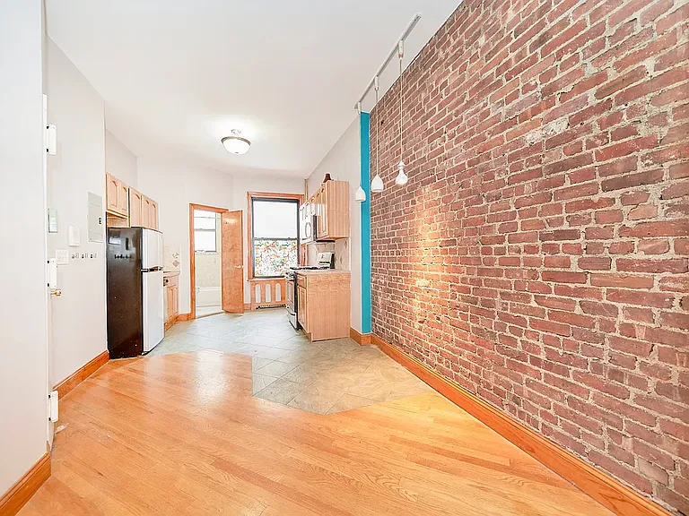 501 1/2 W 43rd St #3E — Photo 3