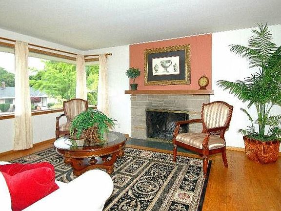 Living Room w/fireplace