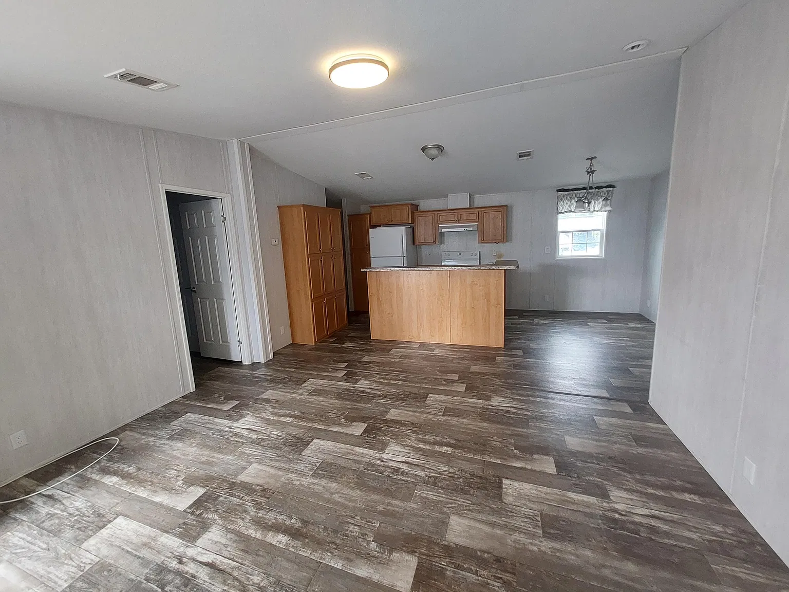 3 bed, 2.0 bath, 1008 sqft, $1,575 — Photo 4