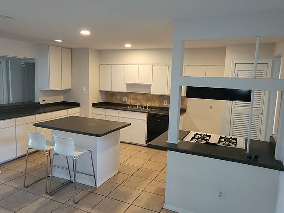 5th image of 3212 Earle Dr
