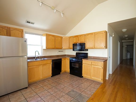 2nd image of 2220 W Grand Ave #3