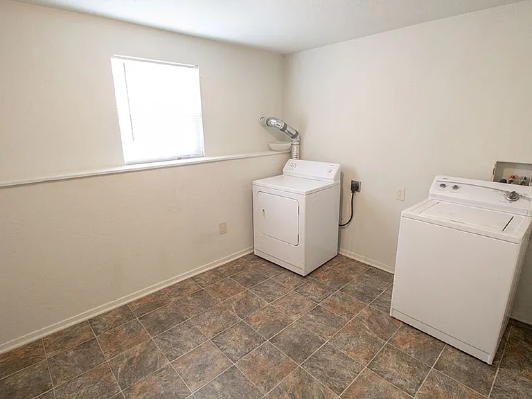 1013 W Ash St — Photo 30