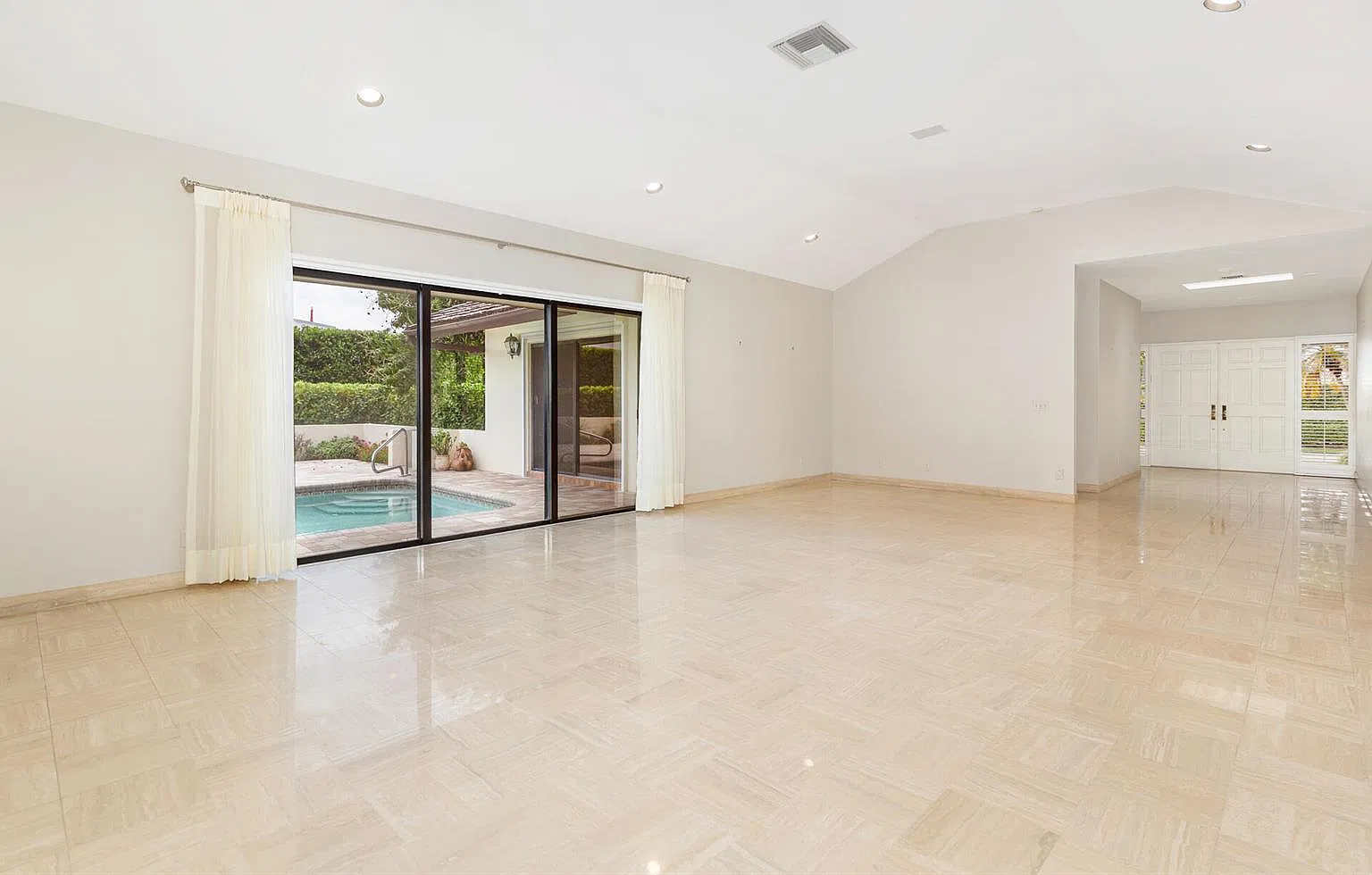 3 bed, 3038 sqft, $25,000 — Photo 2