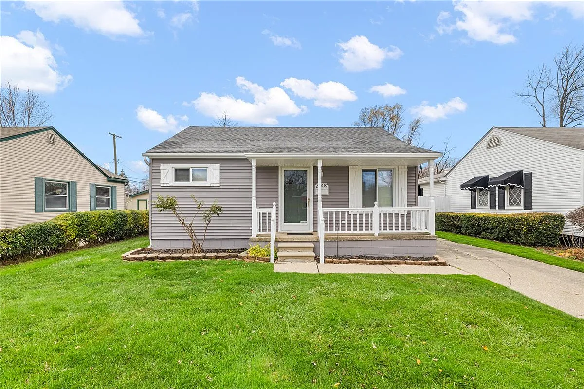 28219 Grant St photo 1
