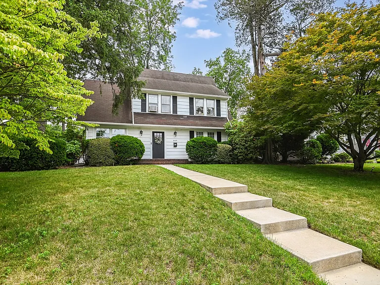 669 Doremus Ave — Photo 2