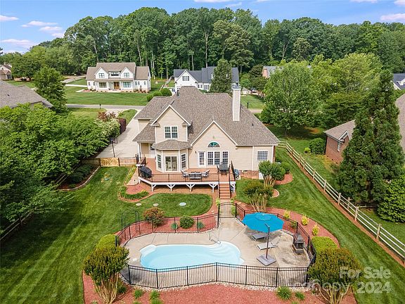3rd image of 121 Henry Ln
