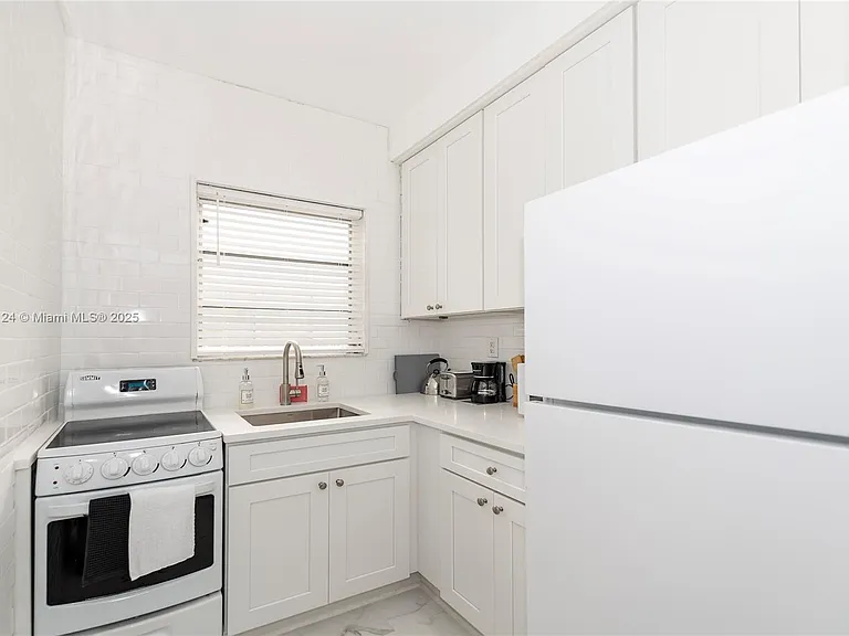 545 Michigan Ave #2 — Photo 13