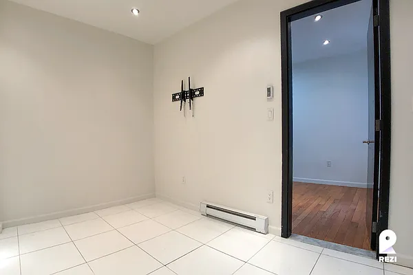 Rented by REZI | media 34