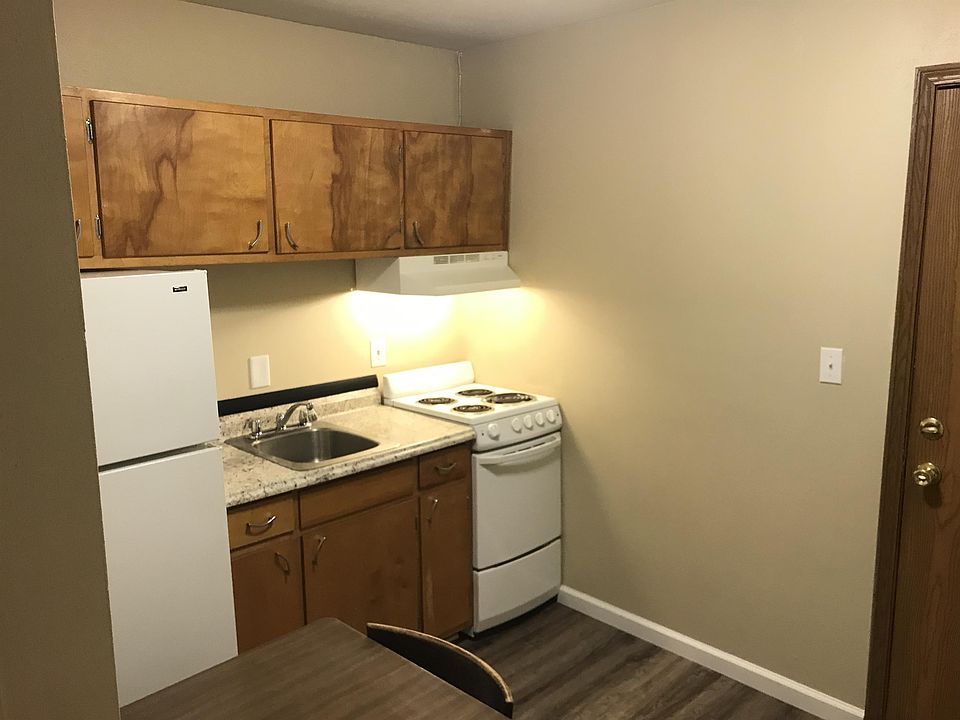 New wood laminate flooring throughout