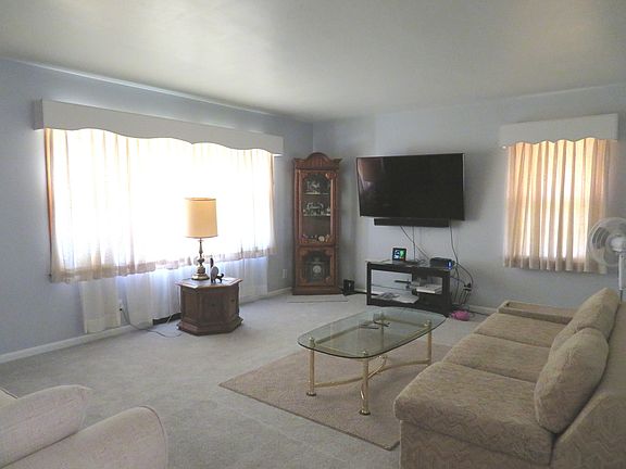 4th image of 810 W Maple St
