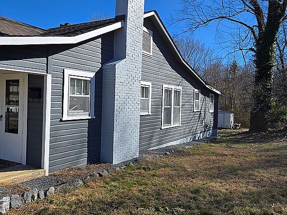 4th image of 409 Garrou Ave SE
