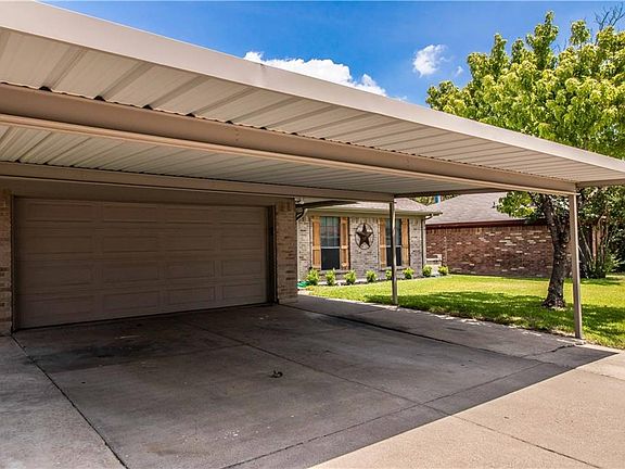 4th image of 544 Clover Dr