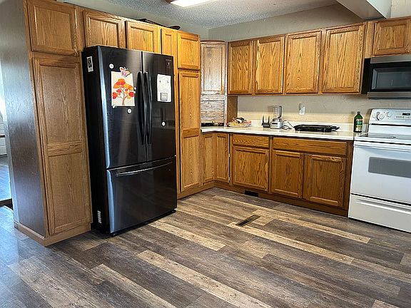 Large kitchen, many cabinets
