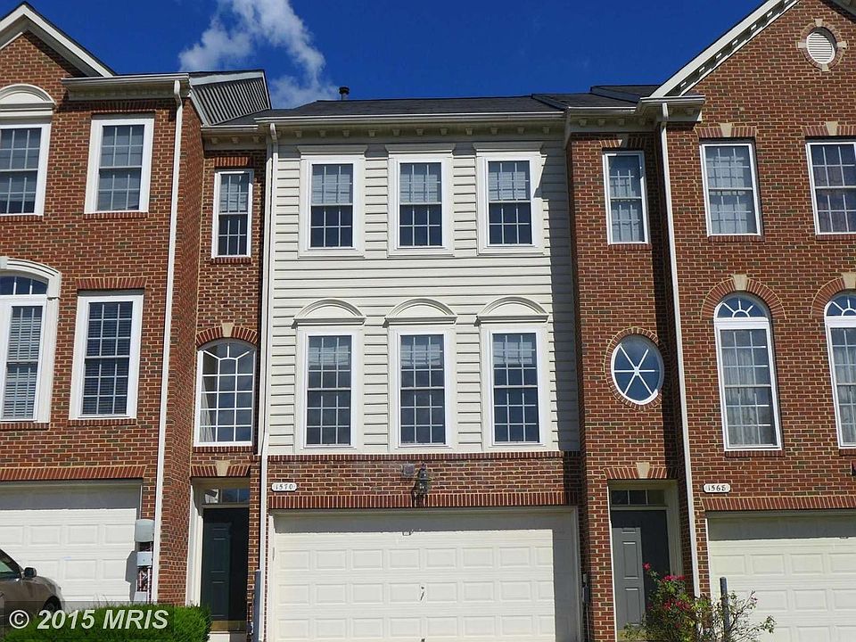 Garage Townhome in Sought After Hanover!