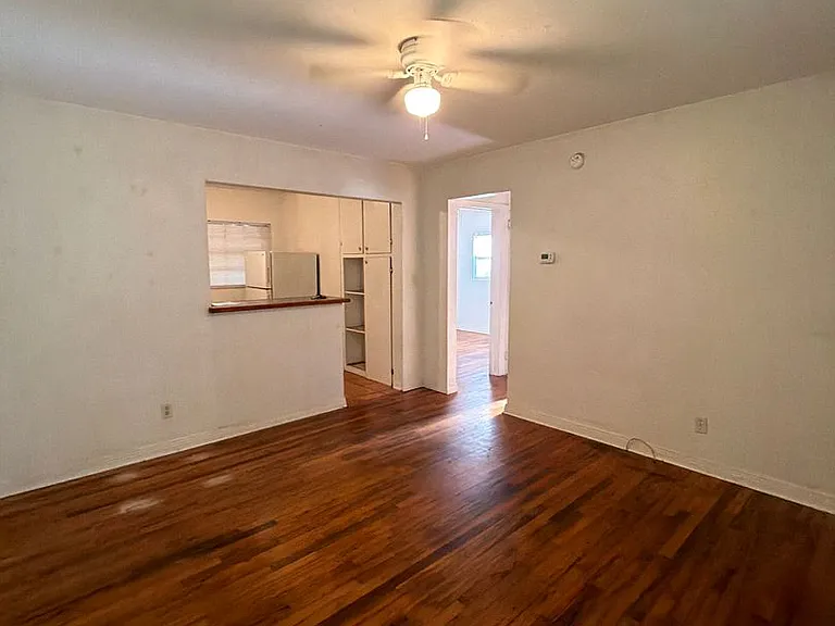 1327 Charlotte St — Photo 9