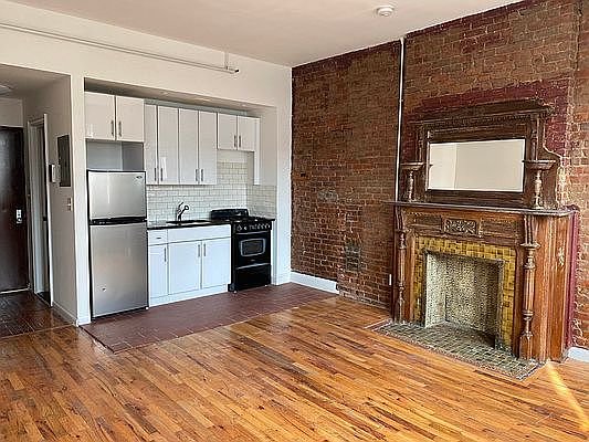 2nd image of 207 W 121st St #F3