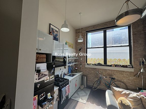 2nd image of 5021 N Kenmore Ave #113