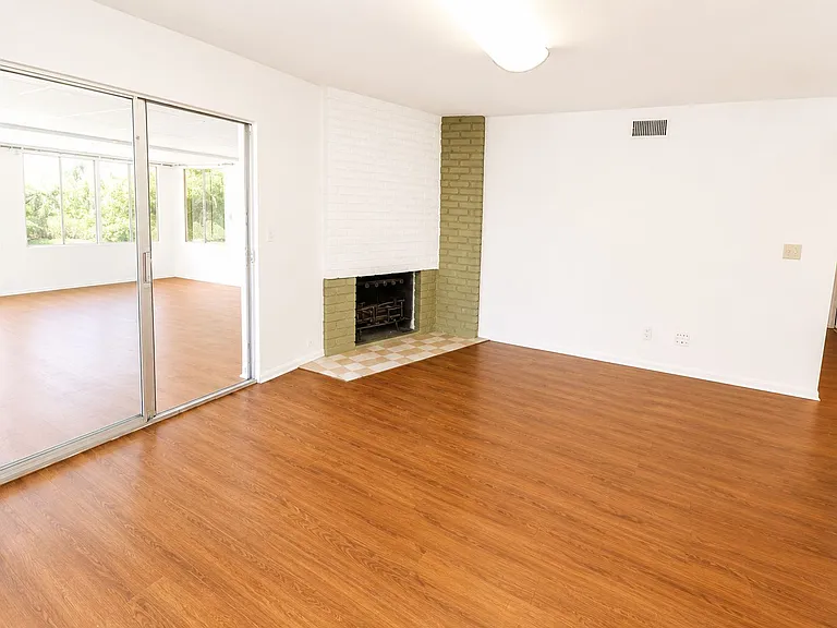 1087 N Greengrove St — Photo 5
