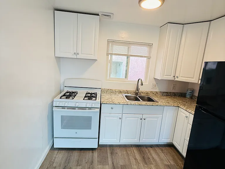 728 E Walnut St #7 — Photo 15