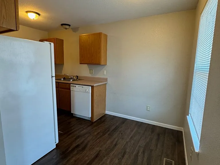 Bradford Terrace Apartments / 420 Britt Lane, RG — Photo 13