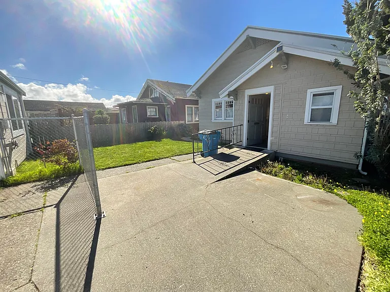 2811 E St — Photo 11