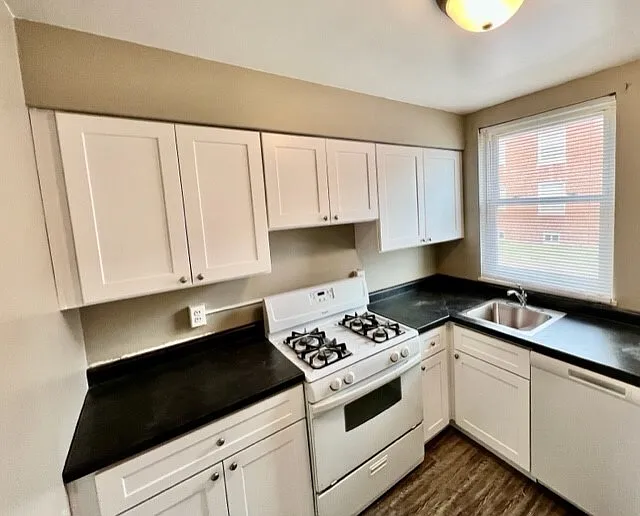 4809 N Knoxville Ave — Photo 2