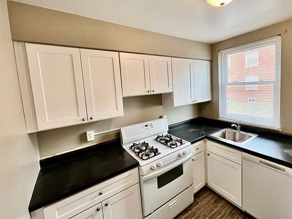4th image of 4809 N Knoxville Ave #2B