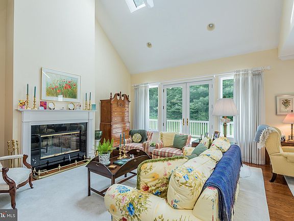 5th image of 14 Crain Cir