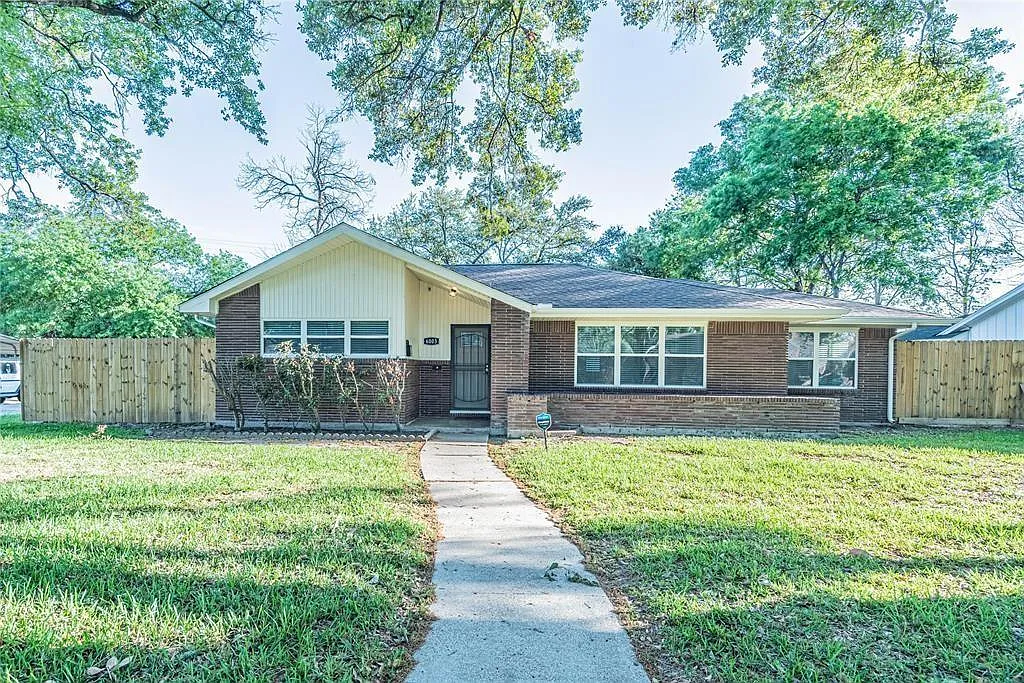 6 bed, 3.0 bath, 2569 sqft, $3,695 — Photo 1