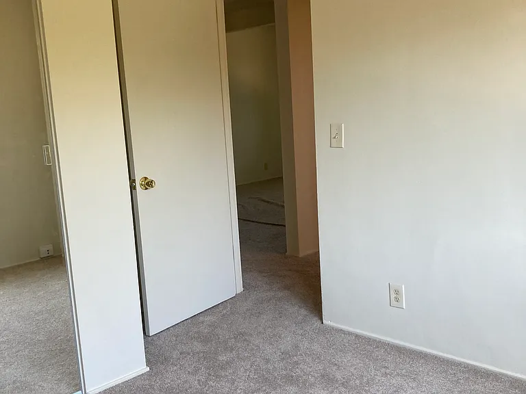 873 Lyndon St — Photo 20
