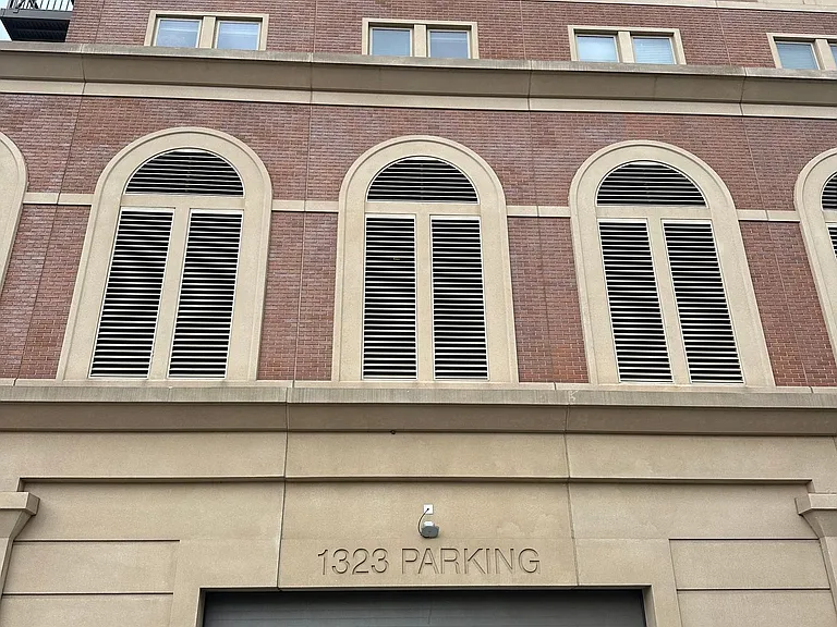 Gorgeous Historical Apartments Near Beach in East Rogers Park — Photo 16