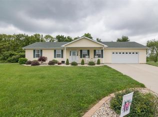 4 Glenwood Dr, Bethalto, IL 62010