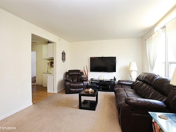 3rd image of 1310 Kingsbury Dr Unit D