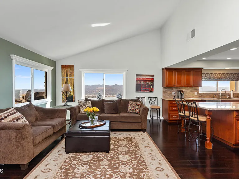 1234 E Tujunga Ave — Photo 12