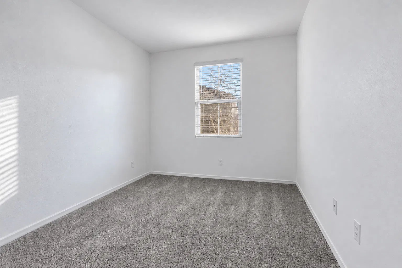 5 bed, 2633 sqft, $2,750 — Photo 4