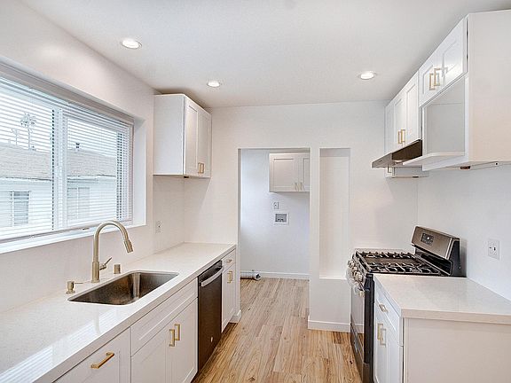 4th image of 2211 Oak St