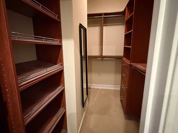 Deluxe Walk In Closet