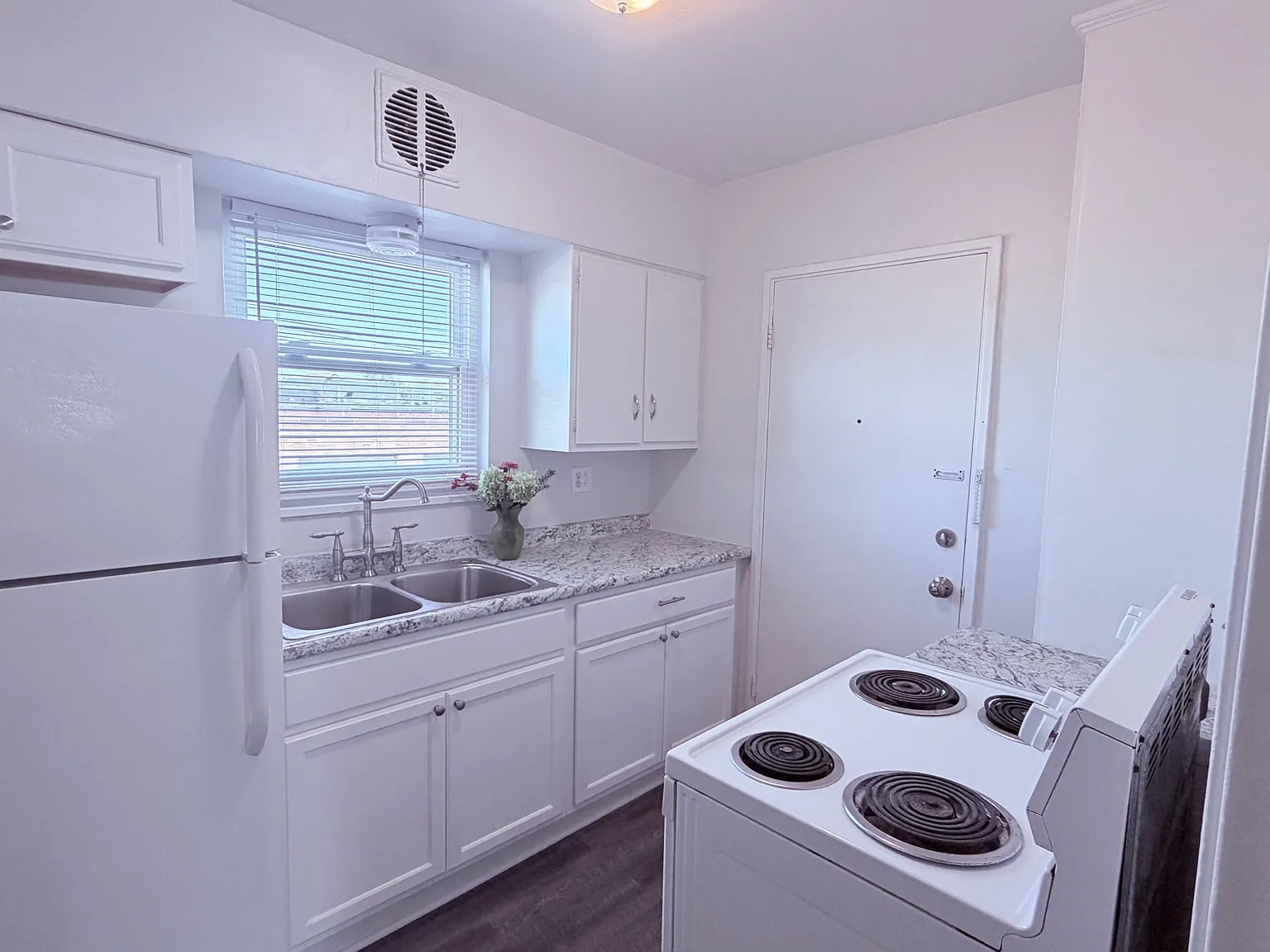 2 bed, 750 sqft, $875 — Photo 3