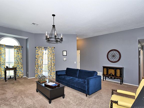 4th image of 1004 N Willow Ave N