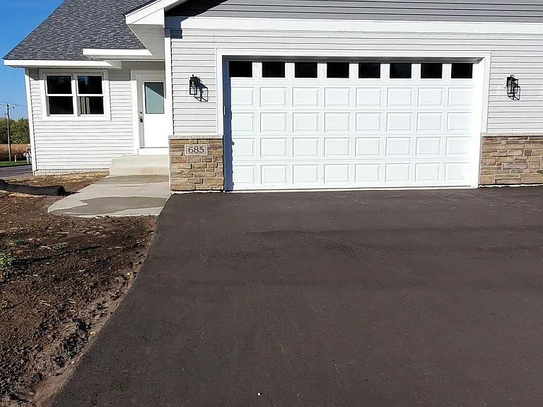 685 Heritage Ln — Photo 2