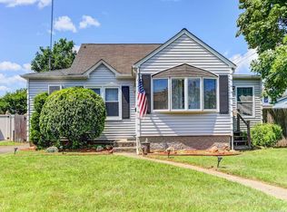 24 E Minerva Rd, Lindenhurst, NY 11757