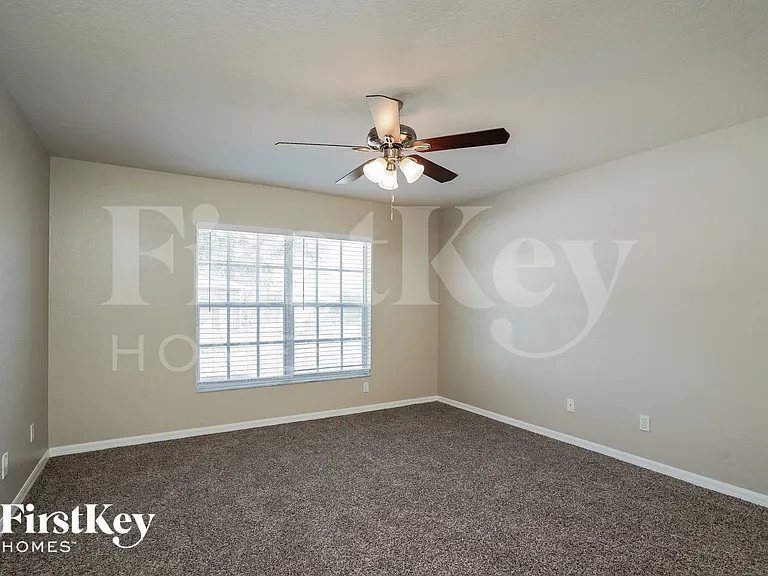 421 SE 19th St — Photo 11