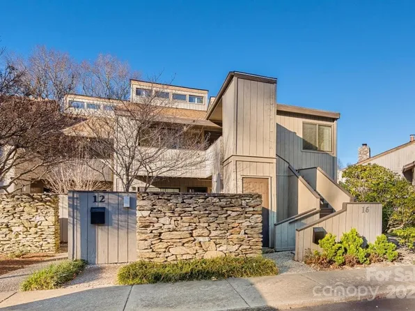 16 Lakemoor Ln, Laurel Park, NC 28739